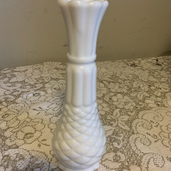 Vintage White Milk Glass Pineapple Bud Vase With Scalloped Edge - Picture 1 of 3
